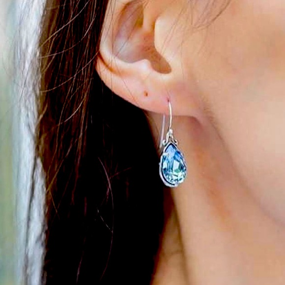 Opulenza Jewelry - Stunning Swarovski Light Blue SS Crystals Earrings